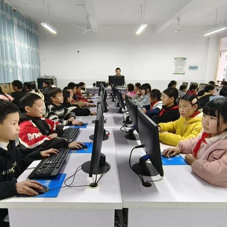 Jiangsu Jutian'ın Günəş Haiqing, kompüter ianələri vasitəsi ilə məmləkəti təhsili necə oldu?